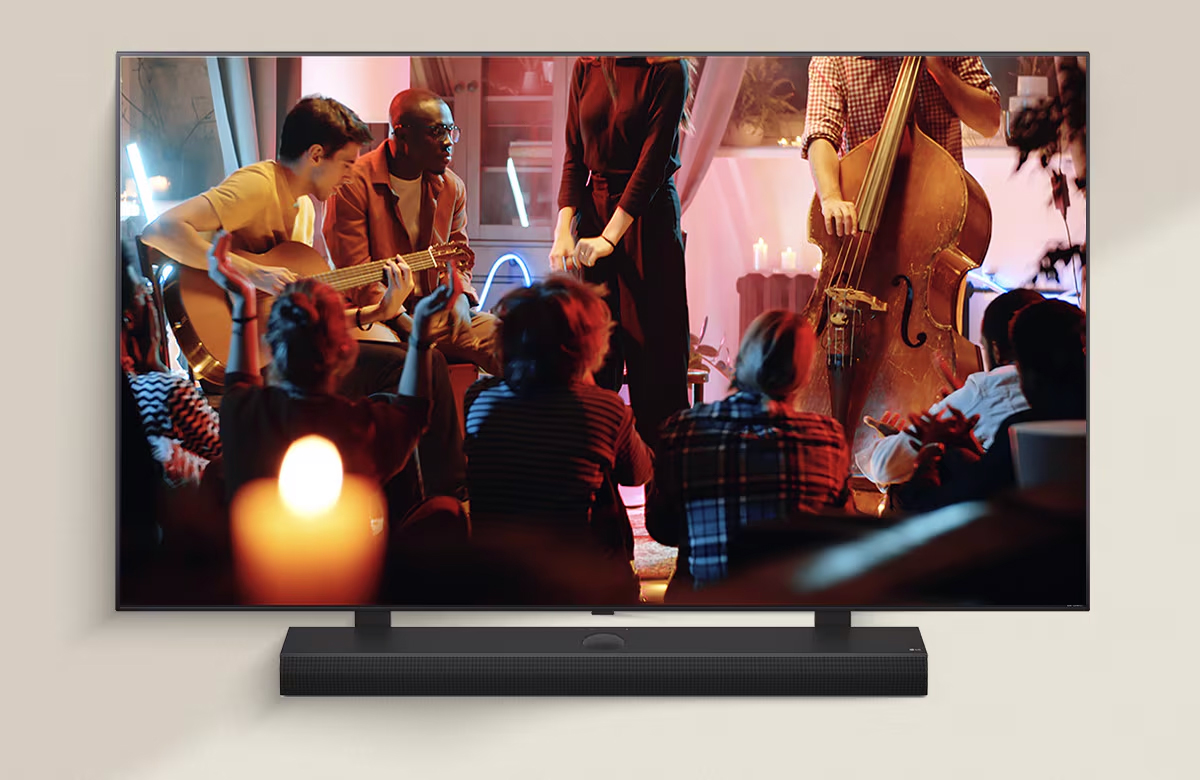 Μια ζεστή συναυλία παίζεται σε μια LG TV με ένα LG Soundbar από κάτω.